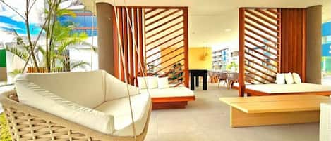 Coin salon dans le hall