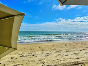 Am Strand, Liegestühle, Strandtücher