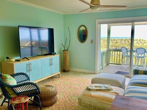Smart TV, books, printers - Charming beachfront condo. Right on the ocean.  2 King suites.4P,Free parking (Tybee Island)