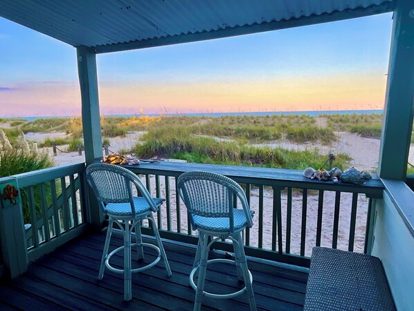 Property grounds - Charming beachfront condo. Right on the ocean.  2 King suites.4P,Free parking (Tybee Island)