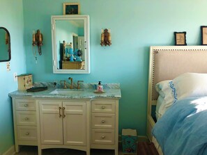 2 bedrooms, desk, iron/ironing board, travel cot