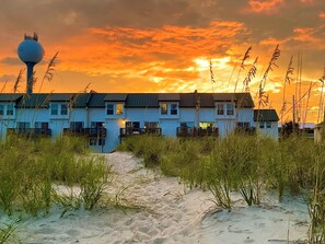 Exterior - Charming beachfront condo. Right on the ocean.  2 King suites.4P,Free parking (Tybee Island)