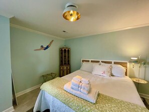 2 chambres, bureau, fer et planche à repasser, lit de bébé portatif