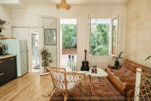 Books, computer monitors - Charming renovated house with small pool in the La Bastide district (Bordeaux)