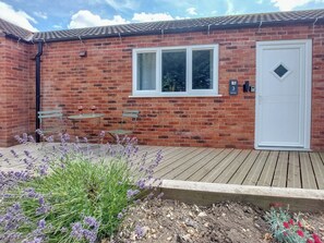 Outdoor dining - 1 bedroom accommodation in Walcott (Walcott)