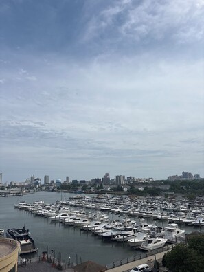 Marina - 2-bedroom house-boat in brilliant Atlantic City with fitness room, WiFi, & pool (Atlantic City)