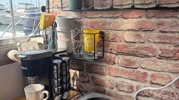 KĂŒhlschrank, Mikrowelle, Herdplatte, Wasserkocher mit Kaffee-/Teezubehör