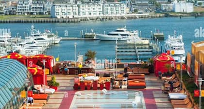 2-bedroom house-boat in brilliant Atlantic City with fitness room, WiFi, & pool