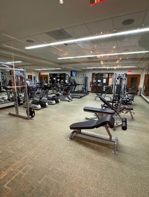 Fitness facility - 2-bedroom house-boat in brilliant Atlantic City with fitness room, WiFi, & pool (Atlantic City)