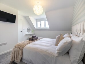 6 bedrooms, free WiFi, bed sheets - The Old School House (Barnsley)