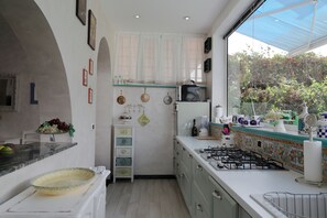 Frigorifero, microonde, forno, piano cottura