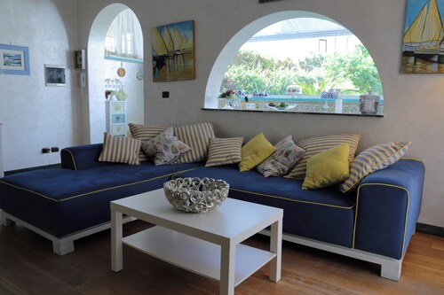 Villa with garden a few steps from the sea