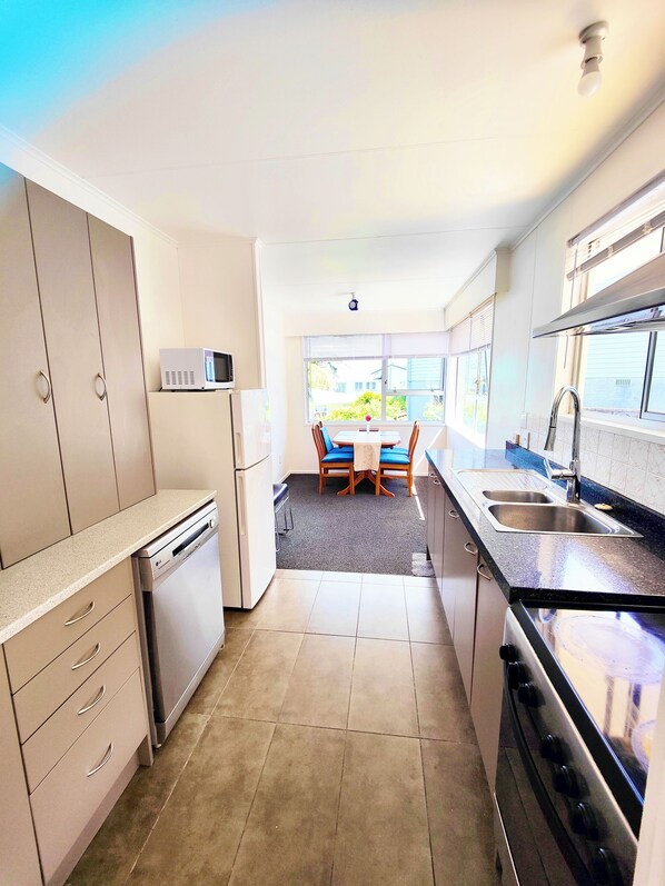 Fridge, microwave, oven, stovetop - Accommodation with a nice view (Wellington)