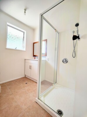 Shower, hair dryer, towels, soap - Accommodation with a nice view (Wellington)