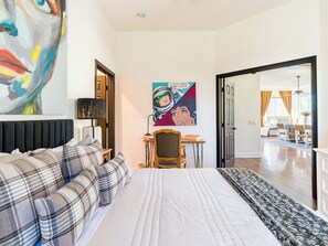 5 Schlafzimmer, Zimmersafe, Schreibtisch, Bügeleisen/Bügelbrett