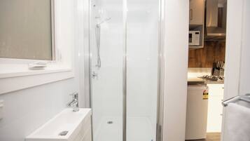 Deluxe Apartment, Garden View | Bathroom