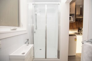 Deluxe Apartment, Garden View | Bathroom | Shower, hair dryer, towels, soap - Evening Cove (Stewart Island / Rakiura)