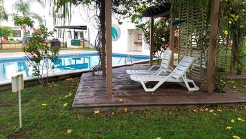 Una piscina al aire libre