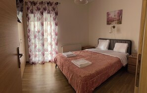 2 bedrooms, desk, soundproofing, iron/ironing board - Sweet Home Mitropoleos (Kastoria)