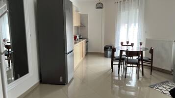 Fridge, oven, stovetop, electric kettle