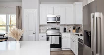 The Briar ~ Sleek 3BR New Home Walk to DT w/Outdoor Area