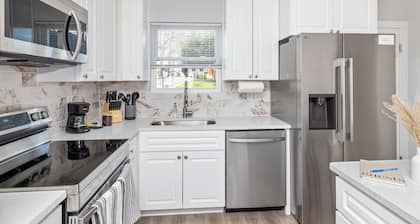 The Briar ~ Sleek 3BR New Home Walk to DT w/Outdoor Area