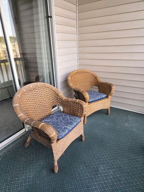 Terrace/patio - Sandpiper Bay golf course. 4 mi to beach. 3 bd, 2 ba, new kitchen, pool & more (Sunset Beach)