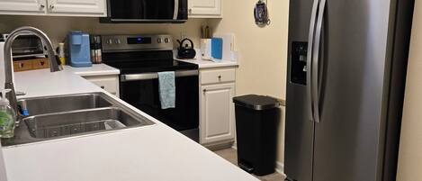 Frigorifero, microonde, forno, piano cottura