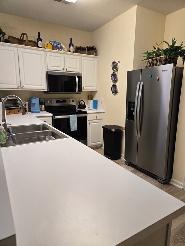 Fridge, microwave, oven, stovetop - Sandpiper Bay golf course. 4 mi to beach. 3 bd, 2 ba, new kitchen, pool & more (Sunset Beach)