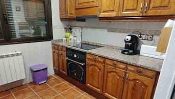 Een koelkast, een magnetron, een oven, een kookplaat