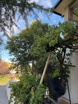 A garden area with a pergola, a hammock, and a brick wall. - Apartment in a country house with a pool near Madrid | Children and pets welcome (Sotolargo)