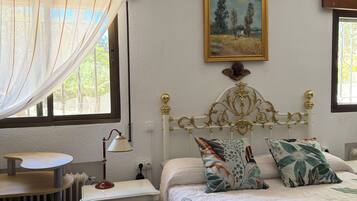 1 bedroom, desk, iron/ironing board, WiFi (free)