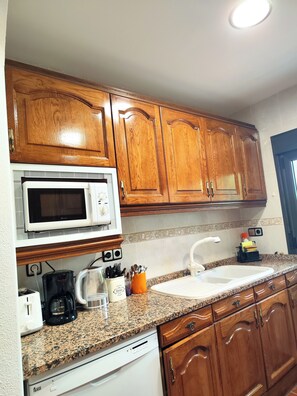 Coffee/tea maker, fridge, microwave, oven