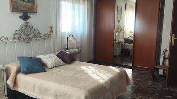 1 dormitori, escriptori, planxa i posts de planxar i wifi gratuïta