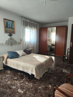 1 habitación, escritorio, tabla de planchar con plancha y wifi gratis