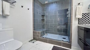 Dusche, Haartrockner, HandtĂŒcher, Seife