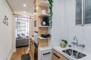 Kylskåp, mikrovågsugn, ugn och kaffe- och tebryggare