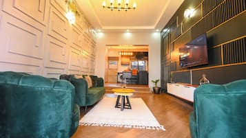 Een smart-tv, videogames, boeken en een computerscherm