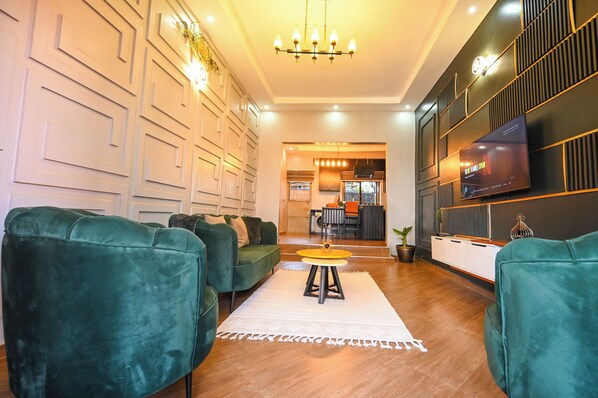 Smart TV, video games, books, computer monitors - Cascade Cove 3-bedroom villa in Kampala - Jacuzzi and Gazebo with Fountain (Kampala)