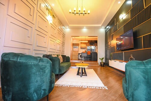 Cascade Cove 3-bedroom villa in Kampala - Jacuzzi and Gazebo with Fountain