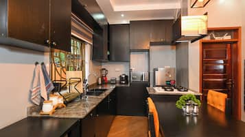 Réfrigérateur, micro-ondes, plaque de cuisson, bouilloire électrique