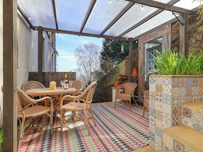 Outdoor dining - Church Garden Apartment (Malvern)