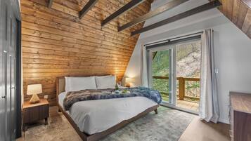 4 bedrooms, desk, iron/ironing board, travel crib