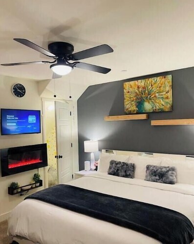 Cozy 2 bedroom private guest suit