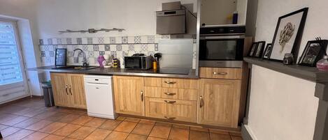 Kylskåp, mikrovågsugn, ugn och spishäll