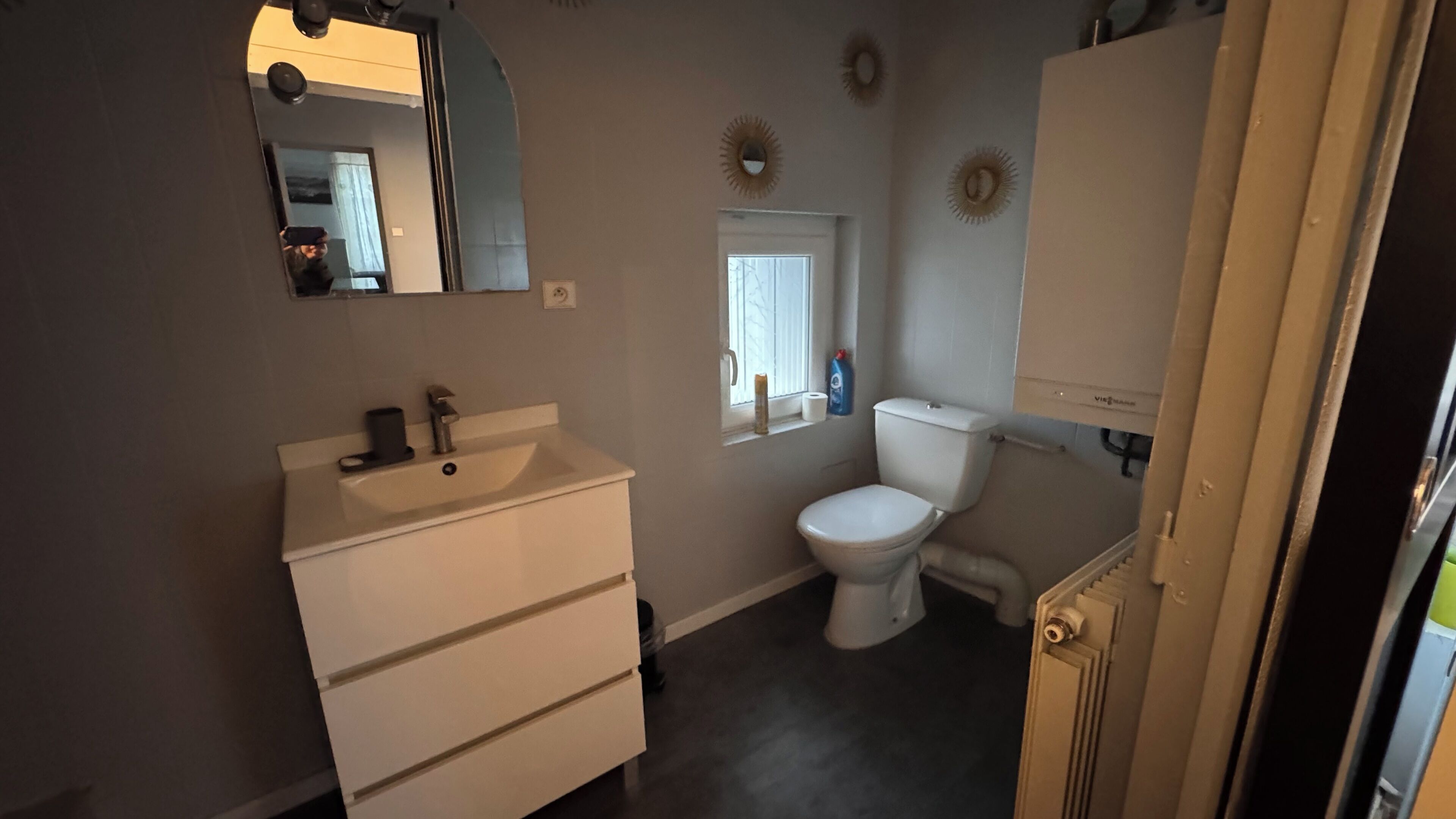 Dusch, hårtork, handdukar och tvål