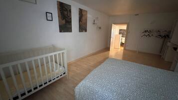 3 bedrooms, iron/ironing board, free WiFi, bed sheets