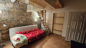 1 bedroom, bed sheets