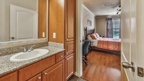 Une salle de bain avec un double lavabo, des meubles en bois et un grand miroir.
