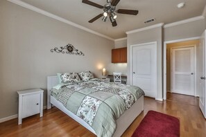 2 bedrooms, desk, iron/ironing board, WiFi